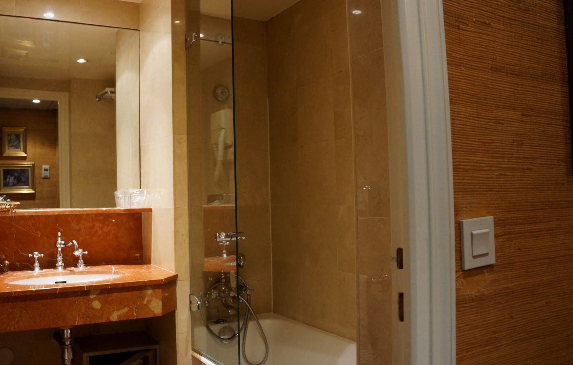 فندق Le Relais Medicis باريس المظهر الخارجي الصورة